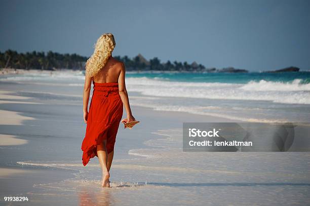 Frau Zu Fuß Am Tropischen Strand Stockfoto und mehr Bilder von Blau - Blau, Blondes Haar, Erwachsene Person