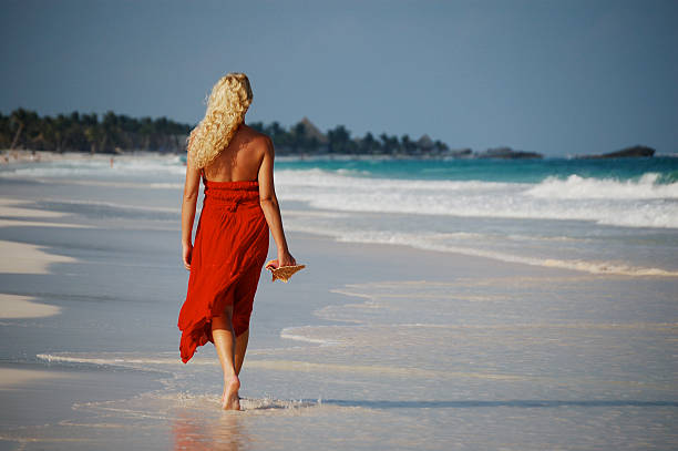 Femme marchant sur la plage tropicale - Photo