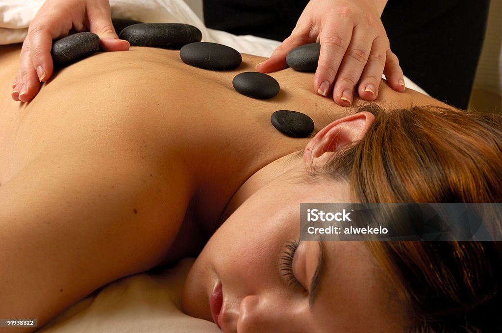 Spa-Behandlung mit heißen Mineral Stein-Massage - Lizenzfrei Massieren Stock-Foto