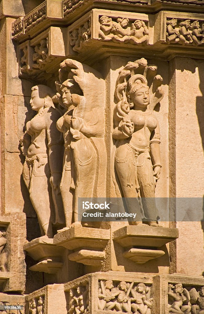 Khajuraho Indie: Elementy erotyczne rzeźby hinduskich Świątynia w ośrodku - Zbiór zdjęć royalty-free (Bez ludzi)