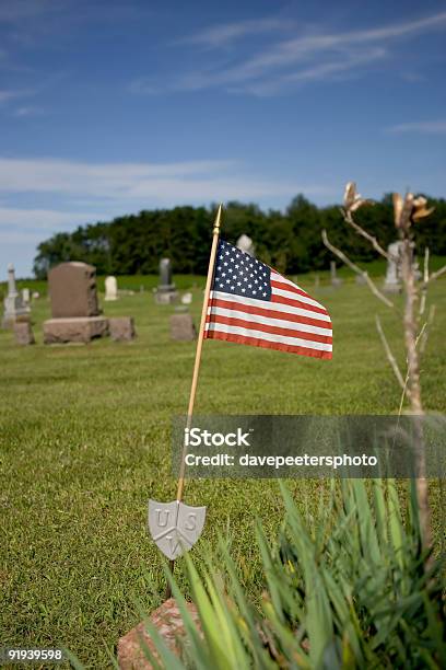 Foto de Cemitério Do País Com Bandeira Americana e mais fotos de stock de Cemitério - Cemitério, Indiana, Bandeira