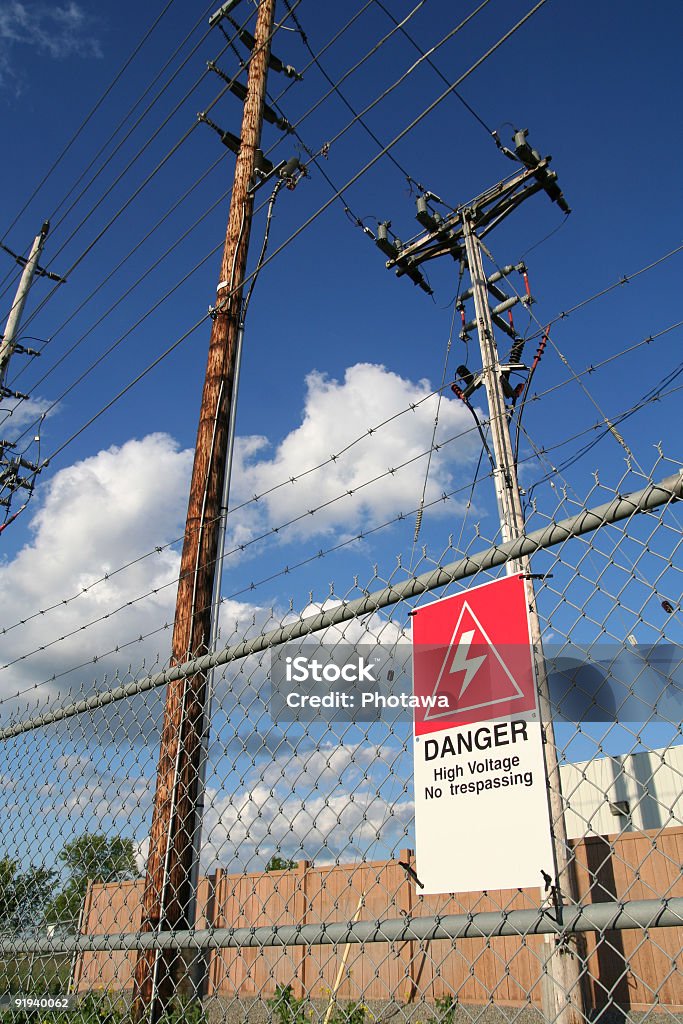 Señal de peligro eléctrico 4 - Foto de stock de Alambre libre de derechos