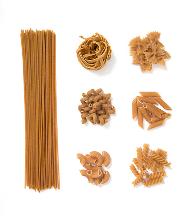 selección de la pasta de grano entero, aislada en fondo blanco: spaghetti, tagliatelle, farfalle, cellentani, penne, espirales photo