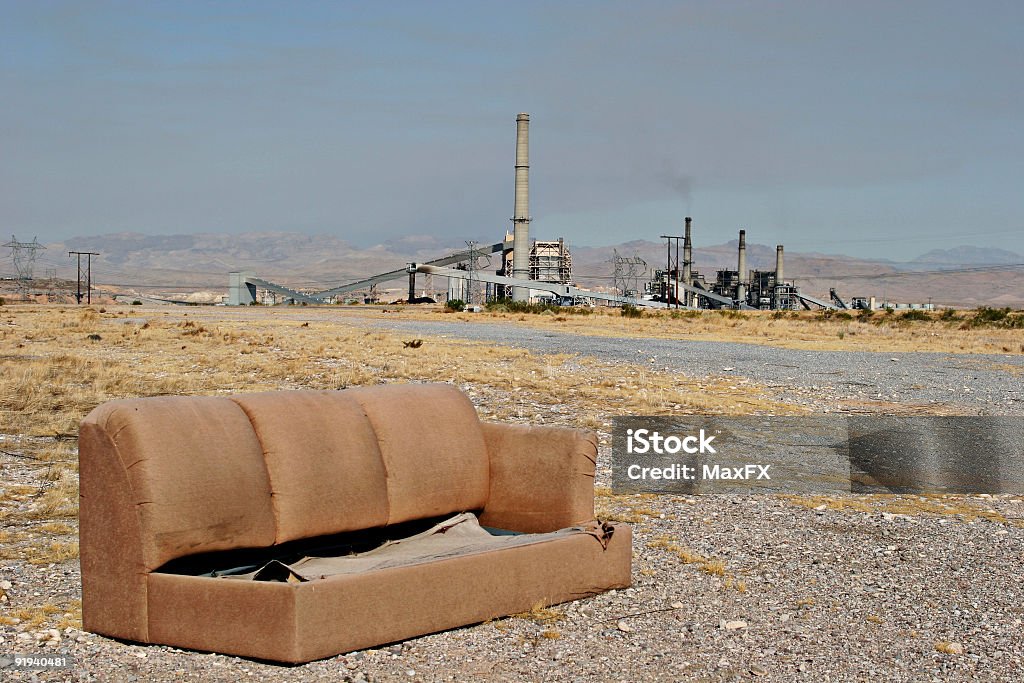 Vecchio divano trashed nel deserto - Foto stock royalty-free di Ambientazione esterna