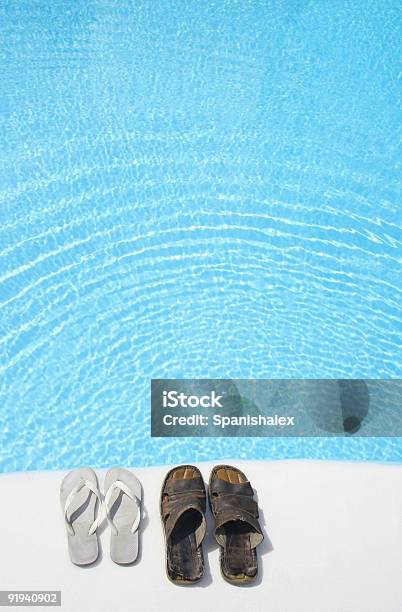 Photo libre de droit de Chaussures Au Bord De La Piscine banque d'images et plus d'images libres de droit de Accessoire - Accessoire, Bleu, Chaussures