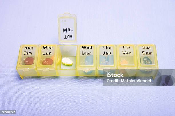 Medicação Box Terçafeira - Fotografias de stock e mais imagens de Amarelo - Amarelo, Antibiótico, Azul