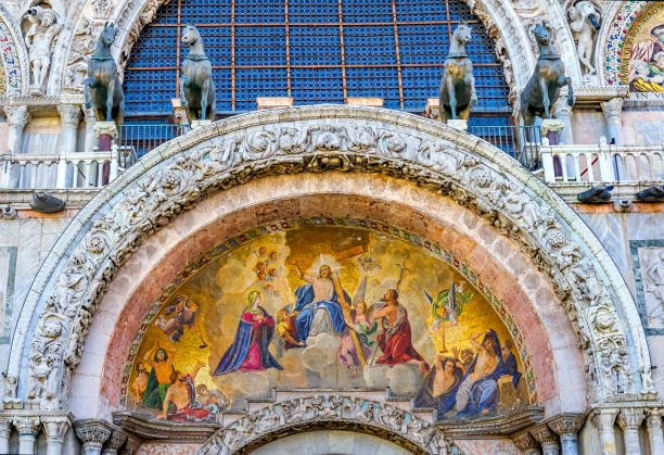 cristo resurrezione mosaico antichi cavalli chiesa di san marco venezia italia - cathedral italy venice italy inside of foto e immagini stock