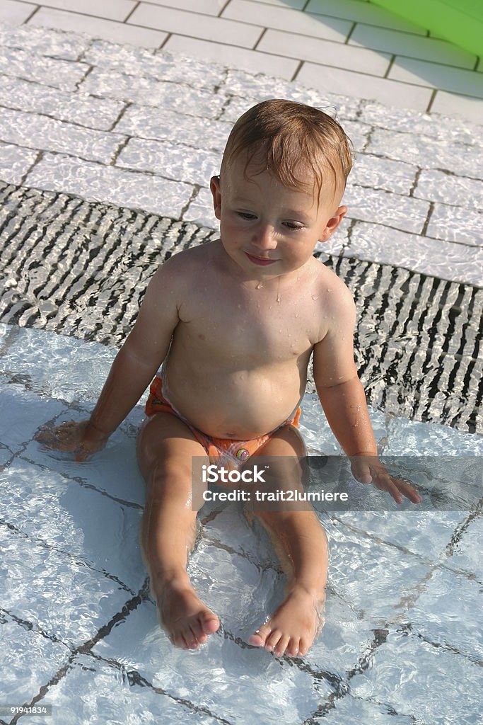 Bébé éclaboussures dans la piscine - Photo de Couche libre de droits