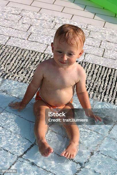 Photo libre de droit de Bébé Éclaboussures Dans La Piscine banque d'images et plus d'images libres de droit de Couche - Couche, Natation, Activité