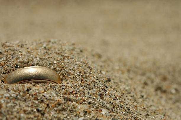 anel de casamento de ouro perdido na areia - lost beach - fotografias e filmes do acervo