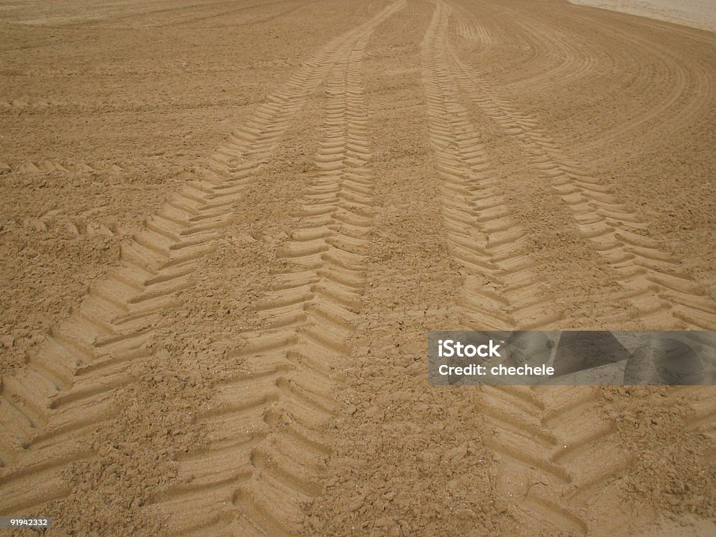 treads tire en la playa de arena - Foto de stock de Actividades recreativas libre de derechos