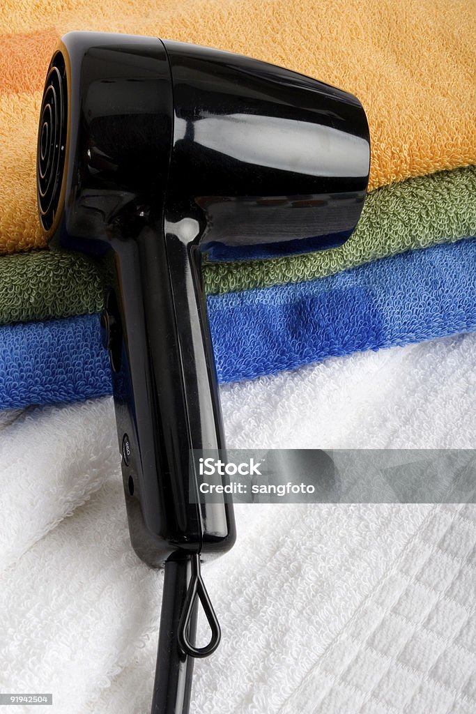 Un sèche-cheveux et des serviettes de bain - Photo de Amonceler libre de droits