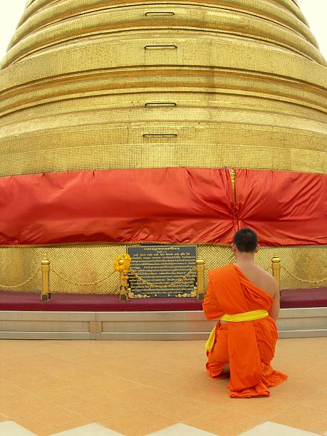 monje 02 - monk meditating thailand bangkok fotografías e imágenes de stock