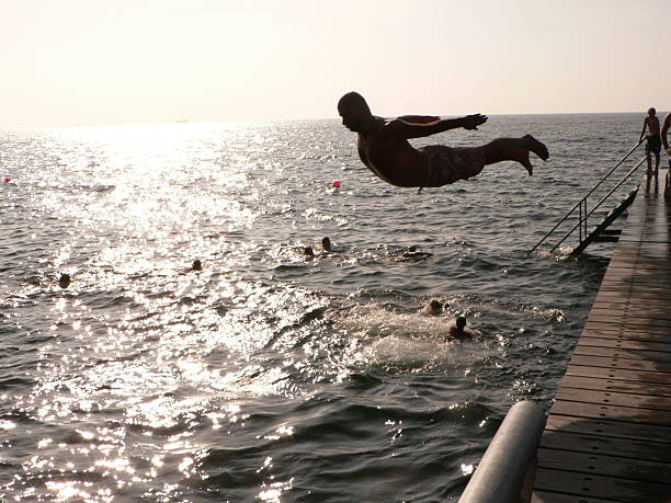 o grande salto - sweden summer swimming lake - fotografias e filmes do acervo