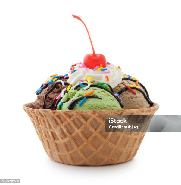 Foto de Ice Cream Sundae e mais fotos de stock de Sorvete - Sorvete, Sundae, Fundo Branco