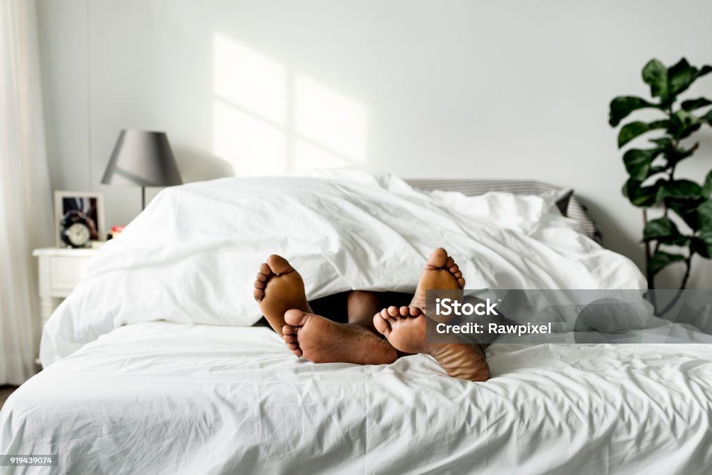 Schwarz Paar gemeinsam auf Bett liegend sex Konzept - Lizenzfrei Bett Stock-Foto