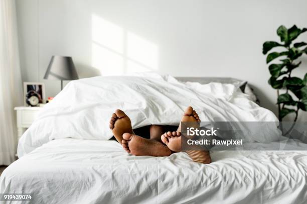 Schwarz Paar Gemeinsam Auf Bett Liegend Sex Konzept Stockfoto und mehr Bilder von Bett
