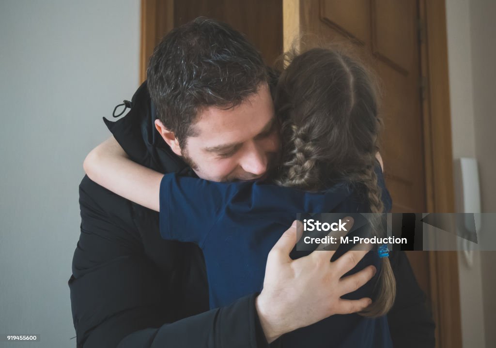 Pai, abraçando a filha depois da longa viagem. - Foto de stock de Pai royalty-free