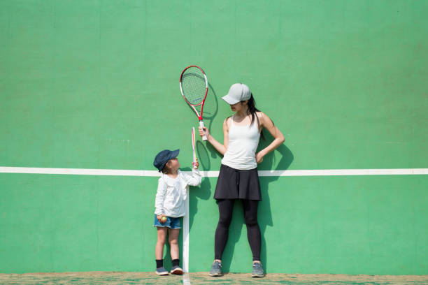 madre e figlia che praticano il tennis - tennis court love victory foto e immagini stock