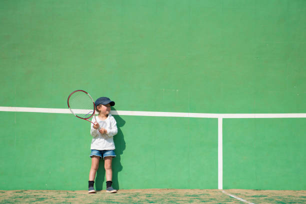 bambina che gioca a tennis - tennis child teenager childhood foto e immagini stock