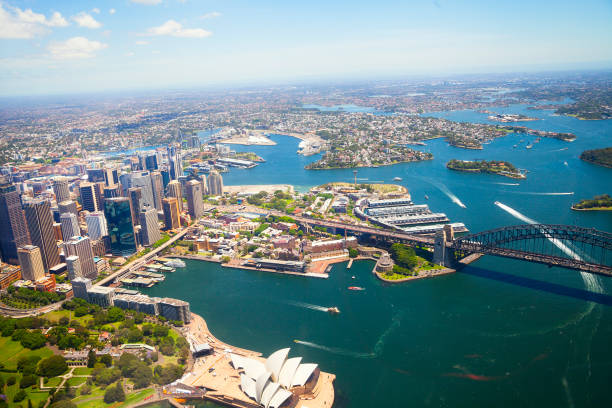 вид с воздуха на центр сиднея и гавань - sydney opera house sydney harbor opera house bright стоковые фото и изображения