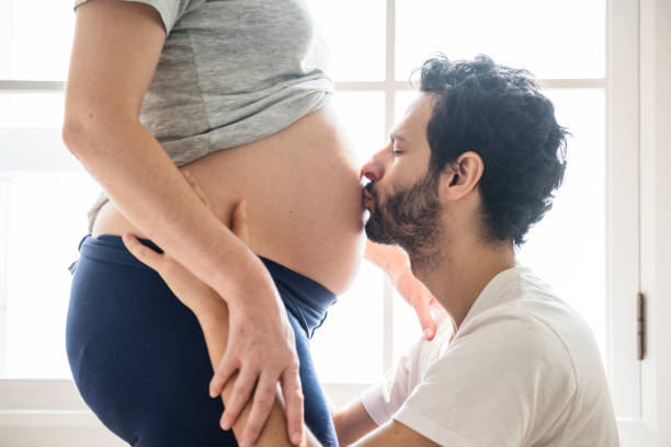 husband kissing baby bump - 269 imagens e fotografias de stock