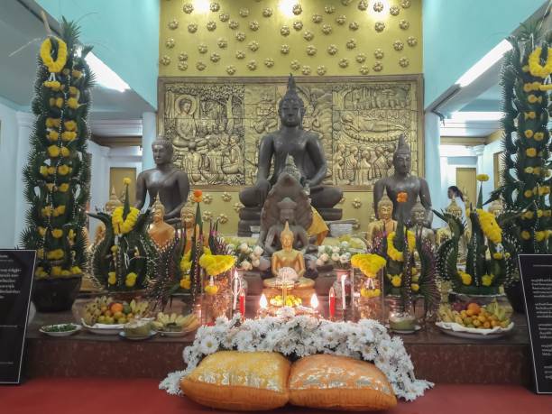 bellissima statua del buddha nel tempio tailandese. - editorial thailand spirituality gold foto e immagini stock