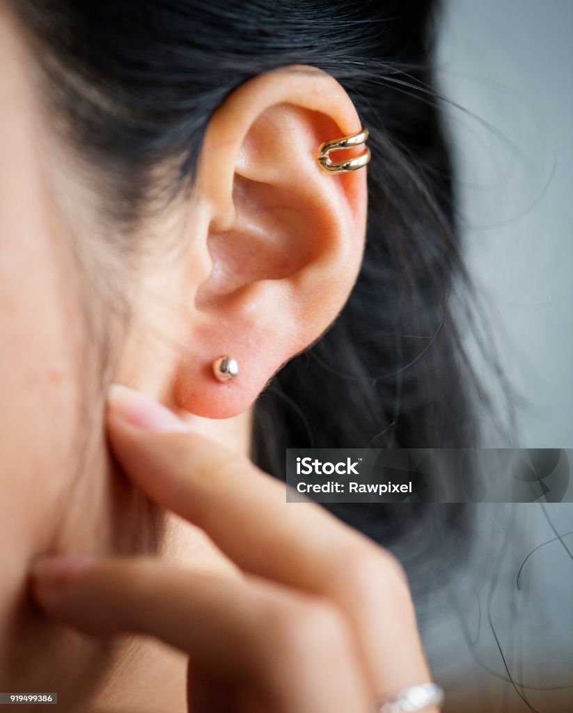 Nahaufnahme von Frau &#39; s Ohr mit Ohrringen - Lizenzfrei Ohrring Stock-Foto