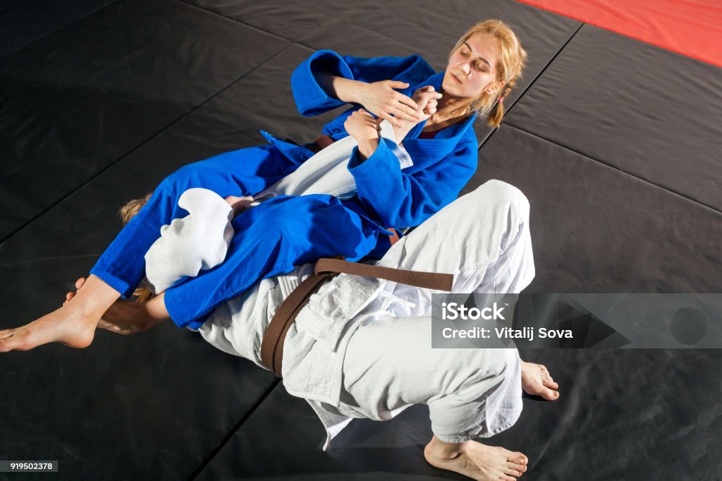 Dos mujeres luchan en tatami - Foto de stock de Jujitsu libre de derechos