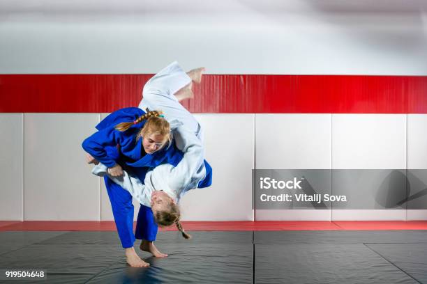 Dos Mujeres Luchan Judo Sobre El Tatami Foto de stock y más banco de imágenes de Judo - Judo, Mujeres, Jujitsu