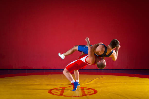 dois lutadores greco-romana - wrestling mat - fotografias e filmes do acervo