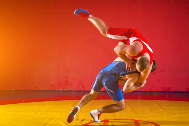 dois lutadores greco-romana - wrestling mat - fotografias e filmes do acervo