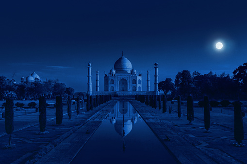 Taj Mahal en Agra, India a la luz de la luna llena photo
