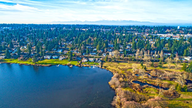 vista aérea de fondo de lago ballinger las montañas olímpicas de washington edmonds - edmonds fotografías e imágenes de stock