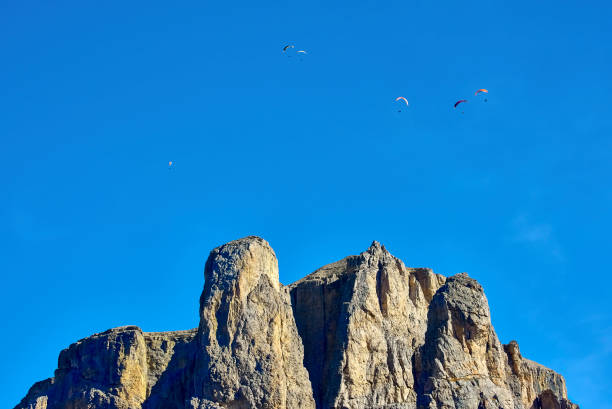 deltaplano sulle montagne italiane, italia, dolomiti, intorno al passo sella - sella pass foto e immagini stock