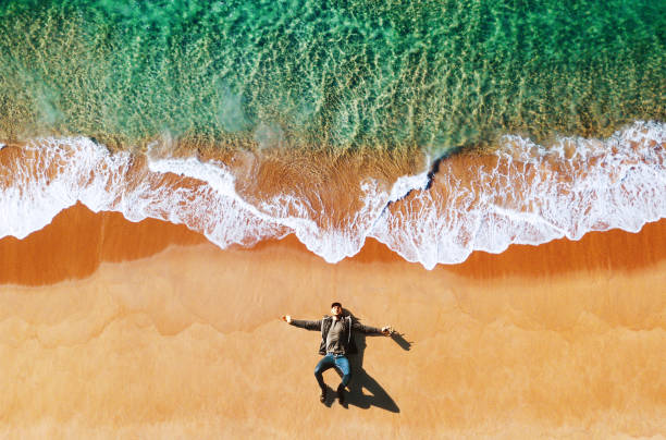 człowiek leżący na plaży - manly beach sydney australia australia beach zdjęcia i obrazy z banku zdjęć