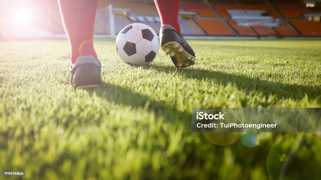 Fußball oder Fußball Spieler mit Ball auf dem Spielfeld für Kick den Ball im Fußballstadion - Lizenzfrei Fußball Stock-Foto