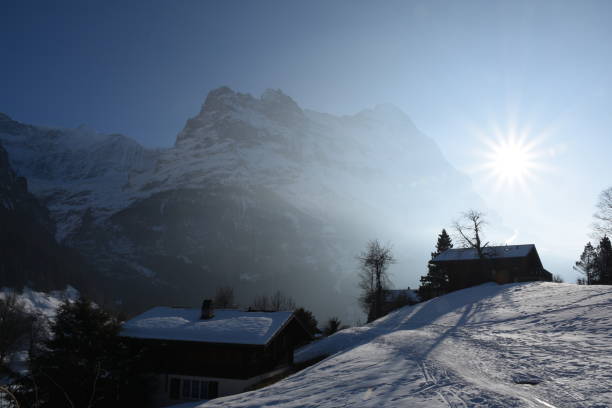 グリンデルヴァルトで午後遅く - mountain rock sun european alps ストックフォトと画像