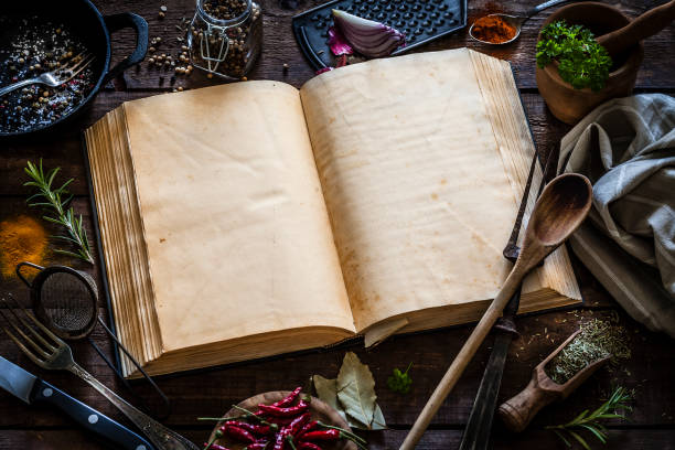 vintage libro de cocina con utensilios de cocina - cookbook recipe book old fotografías e imágenes de stock