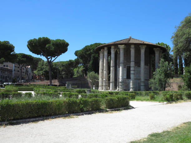 19.06.2017, roma, italia: tempio circolare di ercole vittorio già tempio di vesta. costruito nel 120 a.c. piazza bocca della verita. - temple of heracles foto e immagini stock