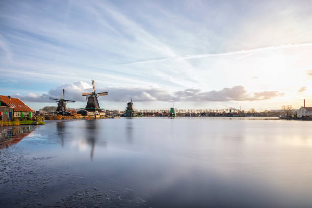 전통적인 네덜란드 풍차 zaanse schans, 암스테르담, 네덜란드에서 - tranquil scene windmill netherlands dutch culture 뉴스 사진 이미지