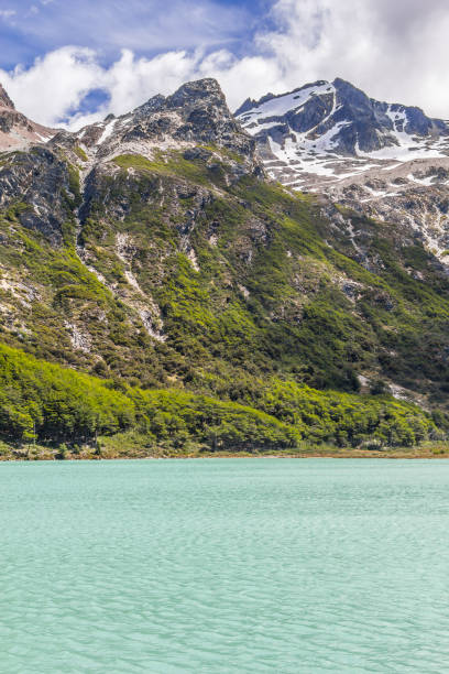 istock Laguna Esmeralda trail with  mountains and vegetation 919663372