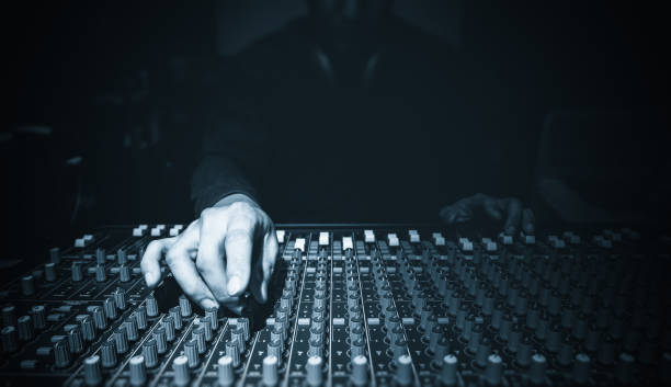 mani ingegnere del suono maschile che lavorano su console di mixaggio audio in studio di registrazione - human finger sound mixer music producer foto e immagini stock
