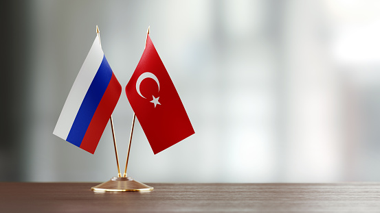 Par de bandera rusa y turca en un escritorio sobre fondo Defocused photo