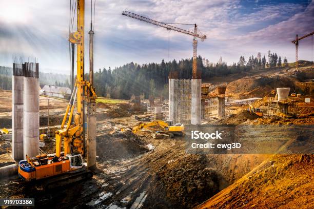 Tramonto Sulla Costruzione Del Viadotto Sulla Nuova Autostrada S7 Polonia - Fotografie stock e altre immagini di Cantiere di costruzione