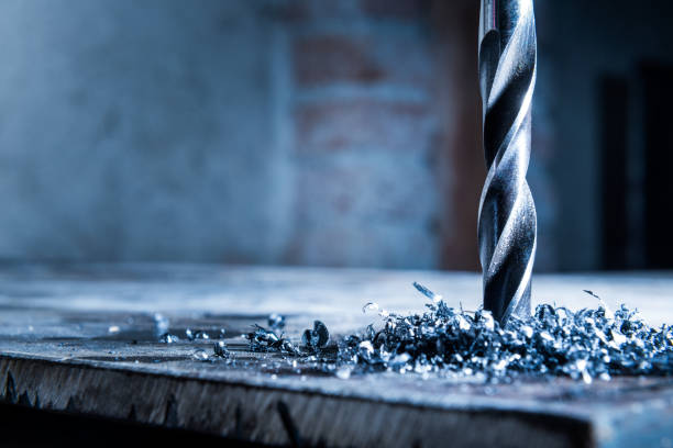 close up of a drill with metal shavings - shavings imagens e fotografias de stock