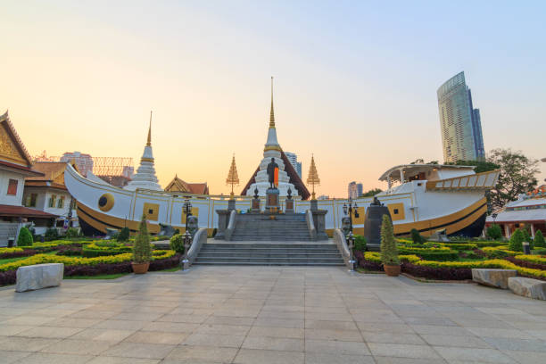 White pagoda in Wat Yannawa / Yannawa temple