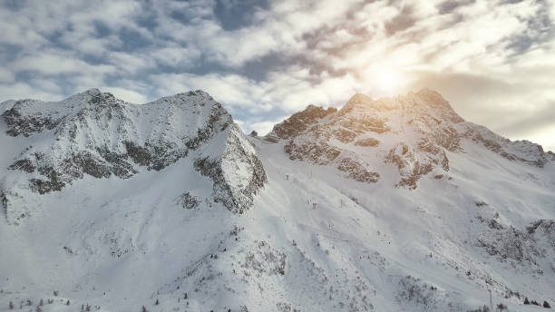 vista aérea del telesilla de passo paradiso de passo del tonale - montañas dolomita fotografías e imágenes de stock