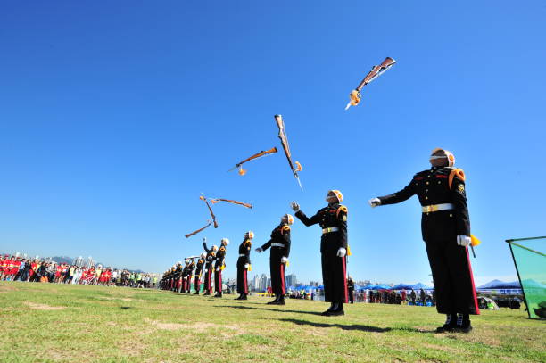 il 5 ottobre 2013, la guardia d'onore del corpo dei marines della repubblica di corea conduce una dimostrazione all'hangang park di seoul, in corea del sud. - seoul honor guard horizontal front view foto e immagini stock