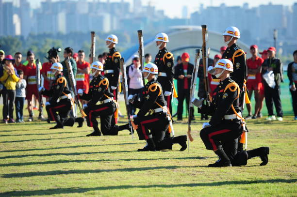 il 5 ottobre 2013, la guardia d'onore del corpo dei marines della repubblica di corea conduce una dimostrazione all'hangang park di seoul, in corea del sud. - seoul honor guard horizontal front view foto e immagini stock